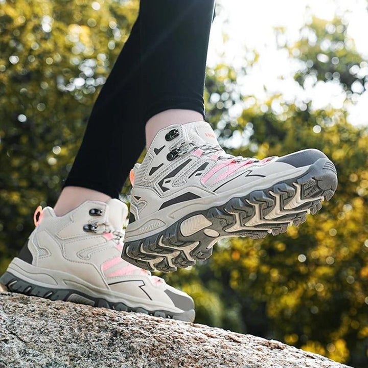 Comfortabele dames outdoor trekkingschoenen, waterdicht en robuust, met optimale grip.