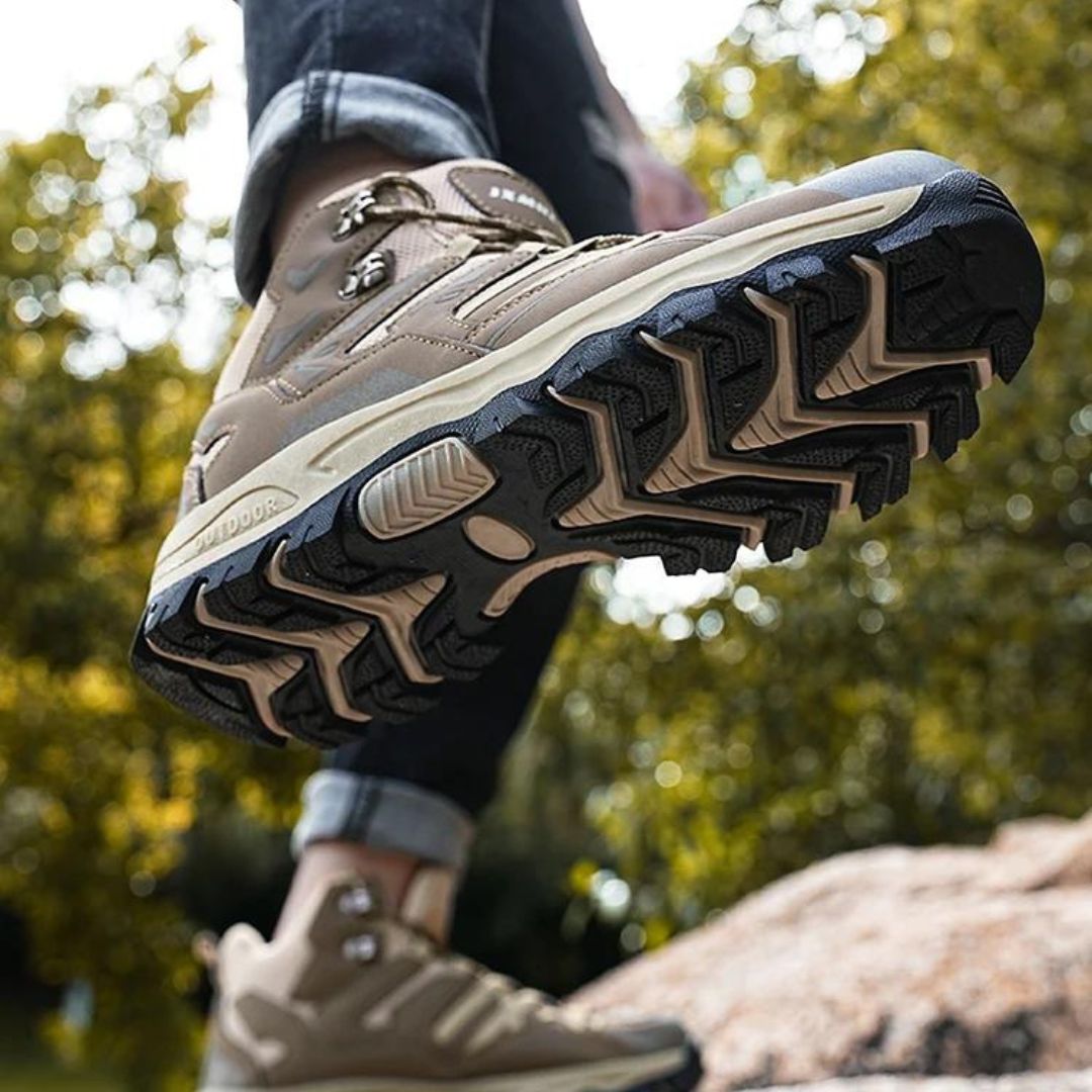 Waterdichte dames trekkingschoenen met stevige grip; ideaal voor lange outdoor tochten.