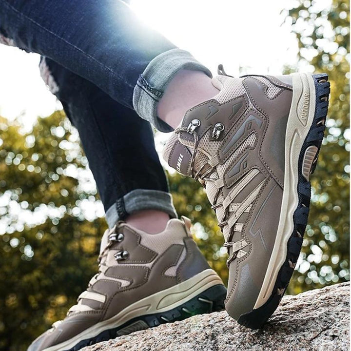 Comfortabele dames outdoor sneakers: waterdicht, robuust en met uitstekende grip.