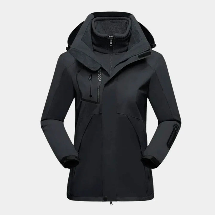 Dames winterjas, waterdicht en warm, model draagt groene jas tijdens een outdoor wandeling.