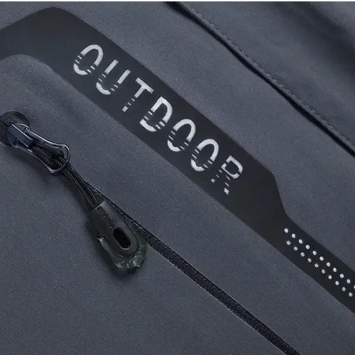 Details van de capuchon van de waterdichte dames winterjas, warm en functioneel voor outdoor.