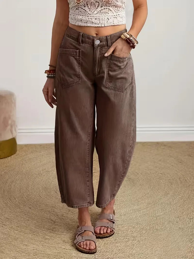 Dames wide leg broek in koffiekleur met stijlvolle knoopsluiting, perfect voor lente/zomer casual comfort.