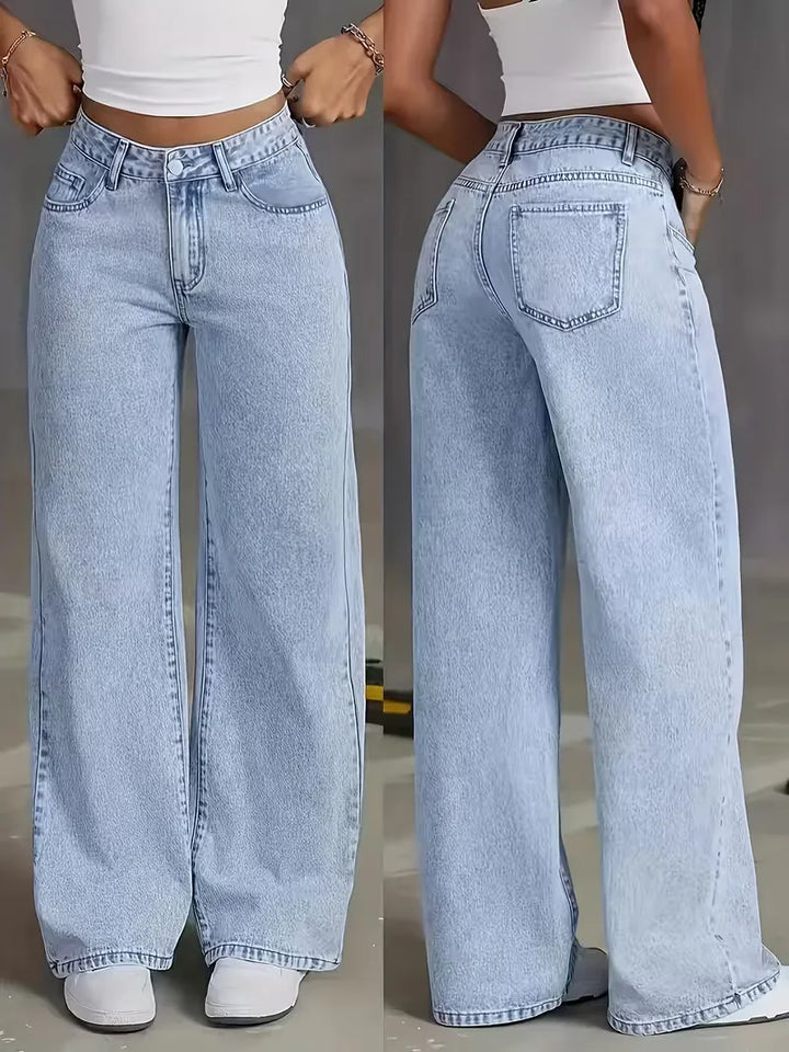 Trendy lichtblauwe dames wide leg jeans met hoge taille, perfect voor een casual lente/zomer streetwear outfit.