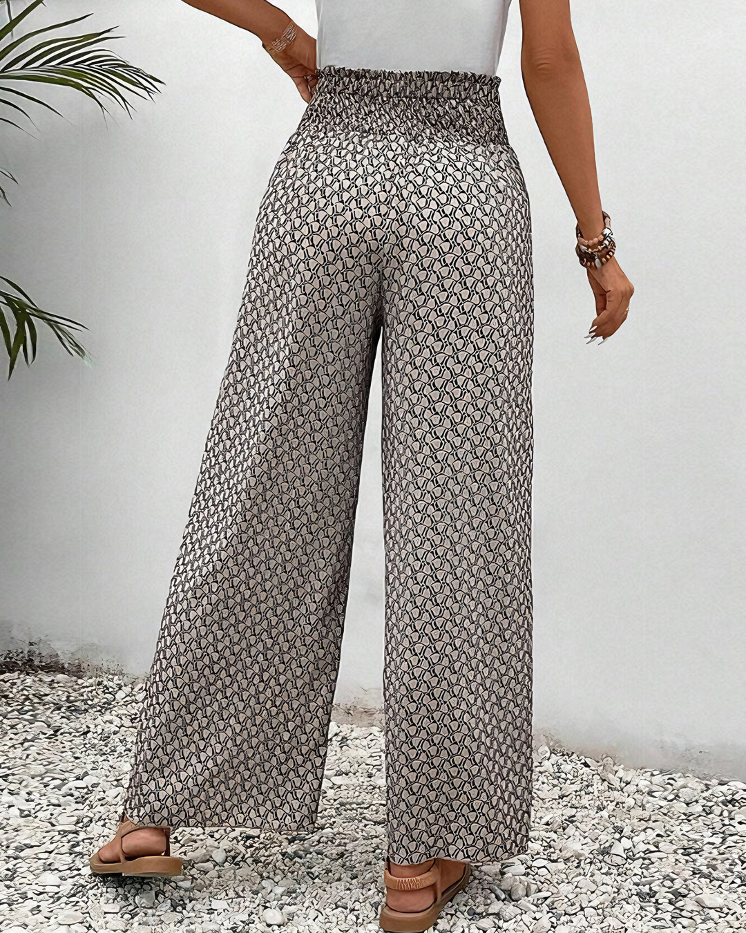Zomerbroek voor dames met wijde pijpen en opvallend geometrisch patroon, perfect voor casual elegante looks.