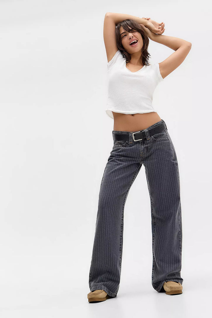 Stijlvolle grijze damesbroek met wijde, rechte pijpen en lage taille, casual look.