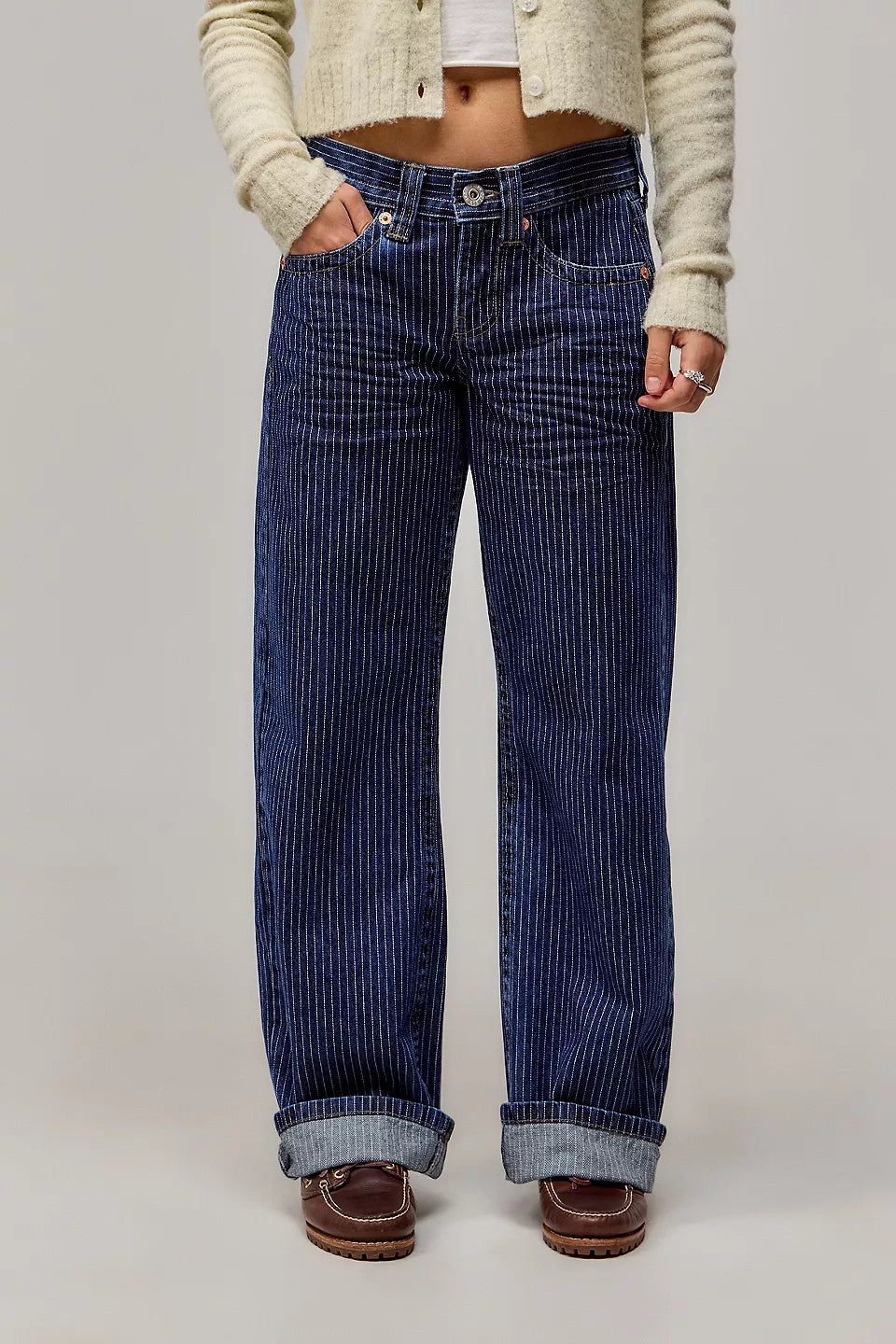 Veelzijdige damesbroek met wijde rechte pijpen, perfect voor een relaxte en moderne outfit.