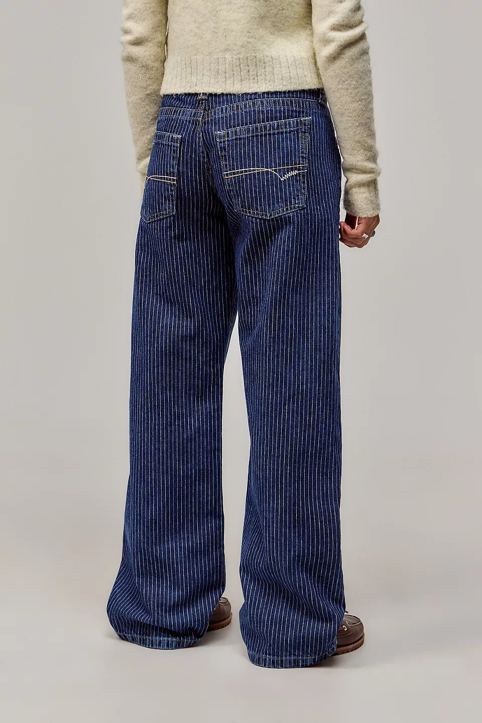 Moderne damesbroek met comfortabele wijde, rechte pijpen, geschikt voor elke gelegenheid.