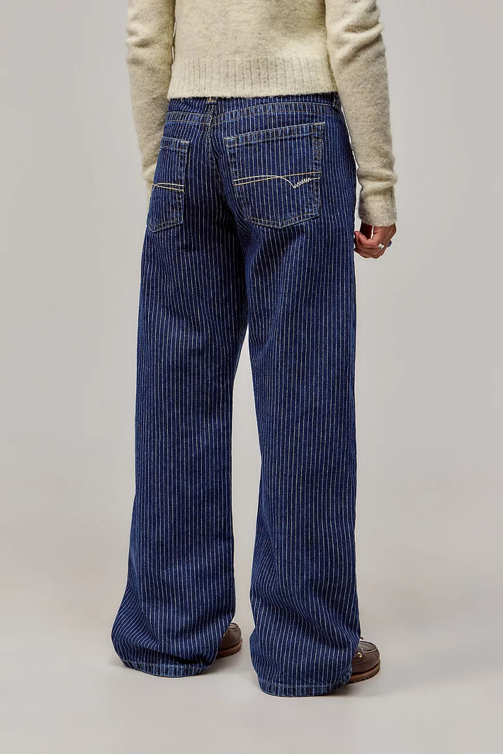 Moderne damesbroek met comfortabele wijde, rechte pijpen, geschikt voor elke gelegenheid.