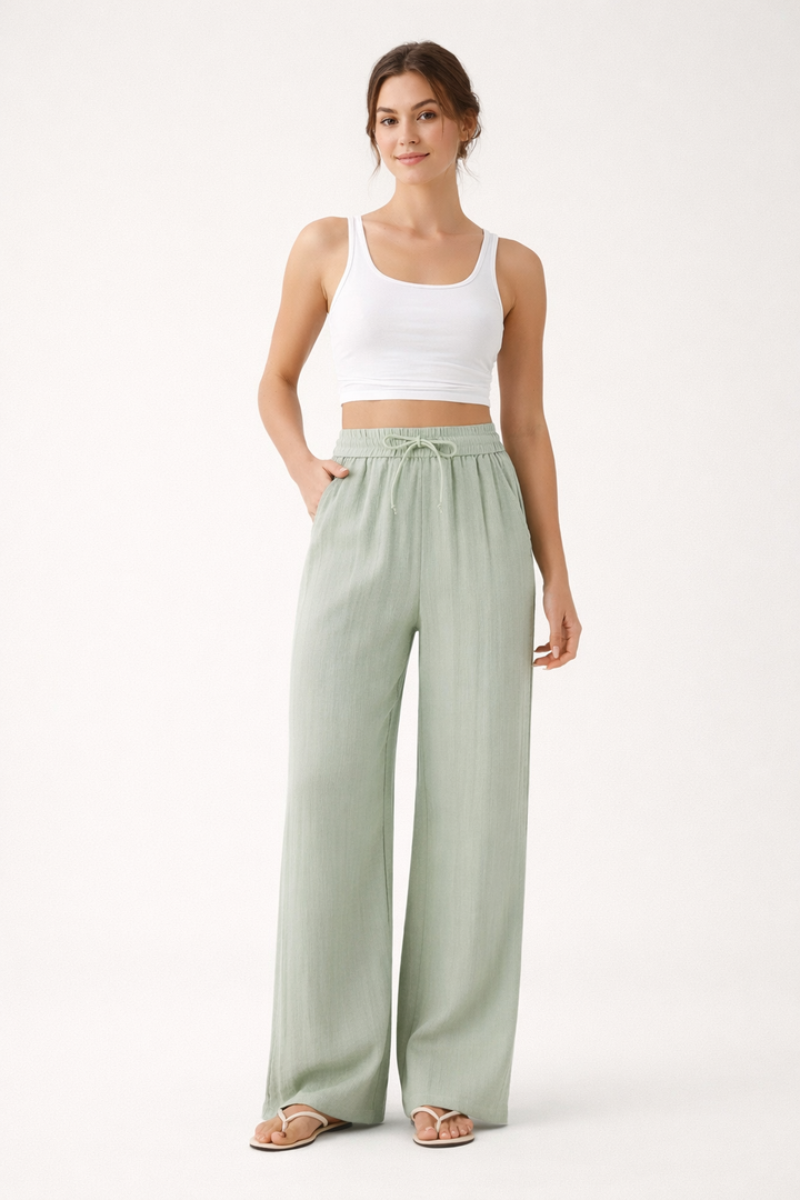 Comfortabele dames zomerbroek met elastische taille en trekkoord, perfect voor een luchtige, casual look.