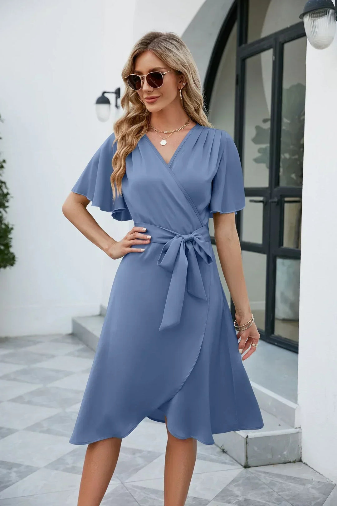 Zomerse dames wikkeljurk met V-hals, elegant en comfortabel, perfect voor diverse gelegenheden.