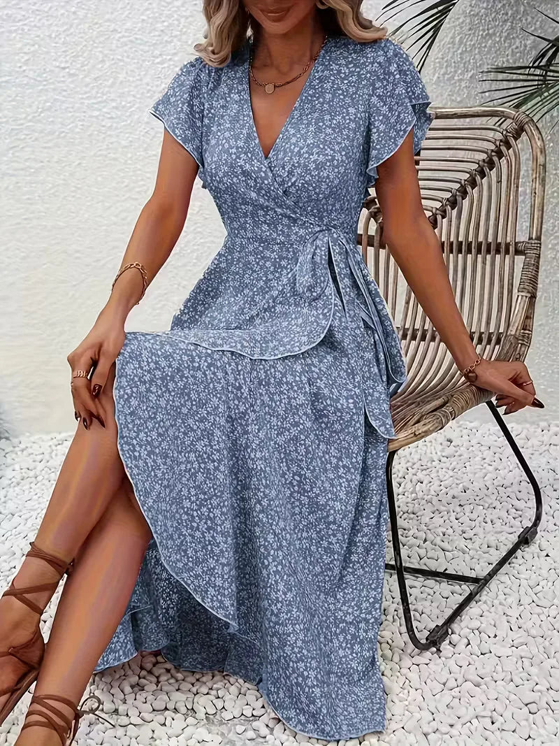 Dames wikkeljurk met levendige bloemenprint, perfect voor een zomerse boho stijl.