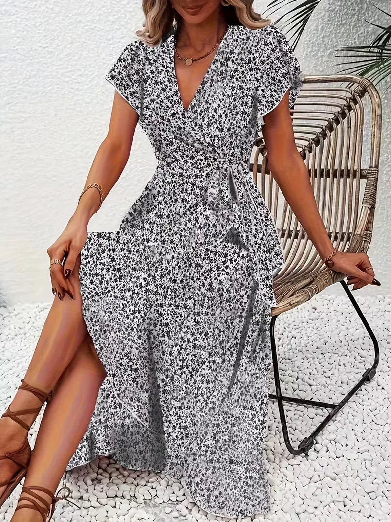 Stijlvolle dames wikkeljurk met bloemenprint, een must-have voor zomerse evenementen.