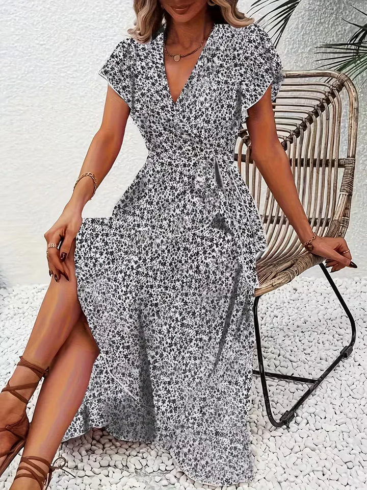 Stijlvolle dames wikkeljurk met bloemenprint, een must-have voor zomerse evenementen.