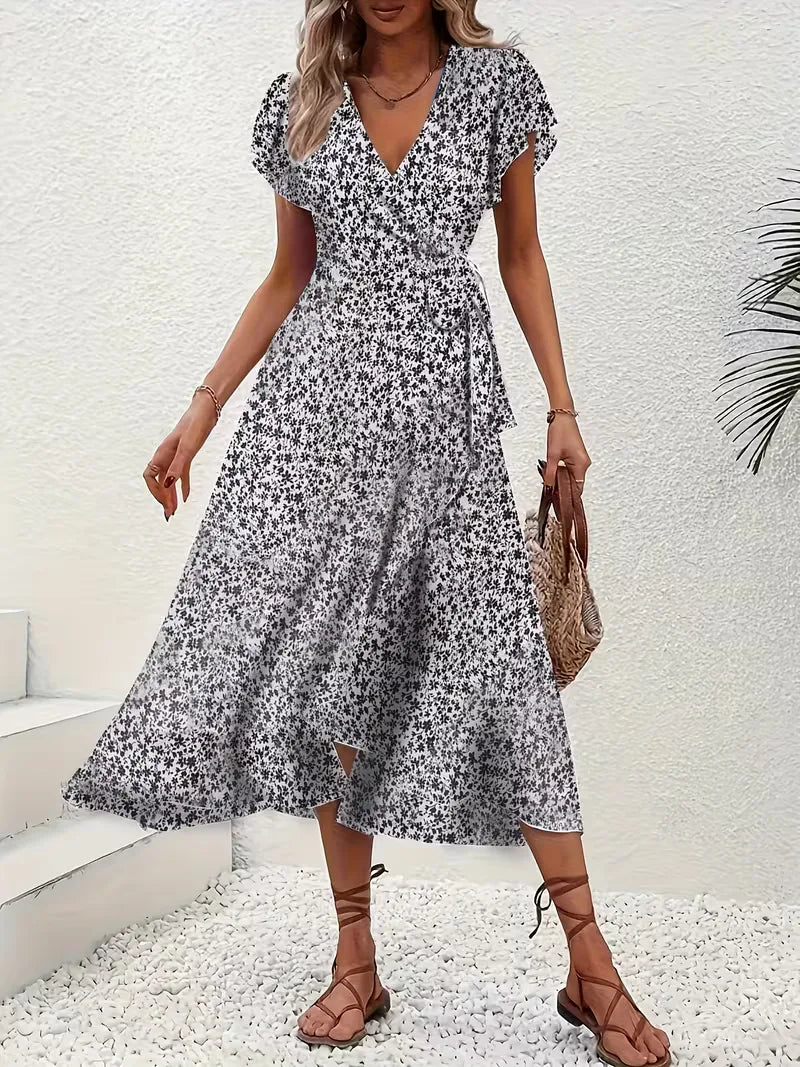 Zomerse damesjurk: wikkeljurk met bloemenprint en flowy pasvorm in boho stijl.
