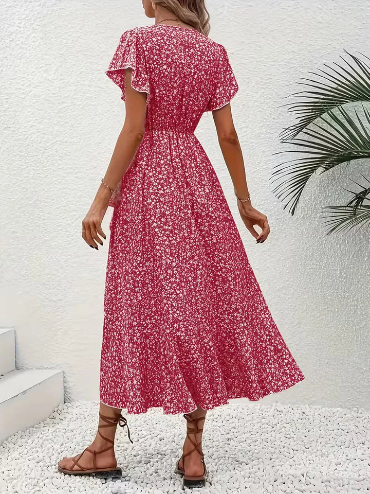 Dames wikkeljurk met bloemenprint, zomerse stijl, ideaal voor een relaxte vakantie.