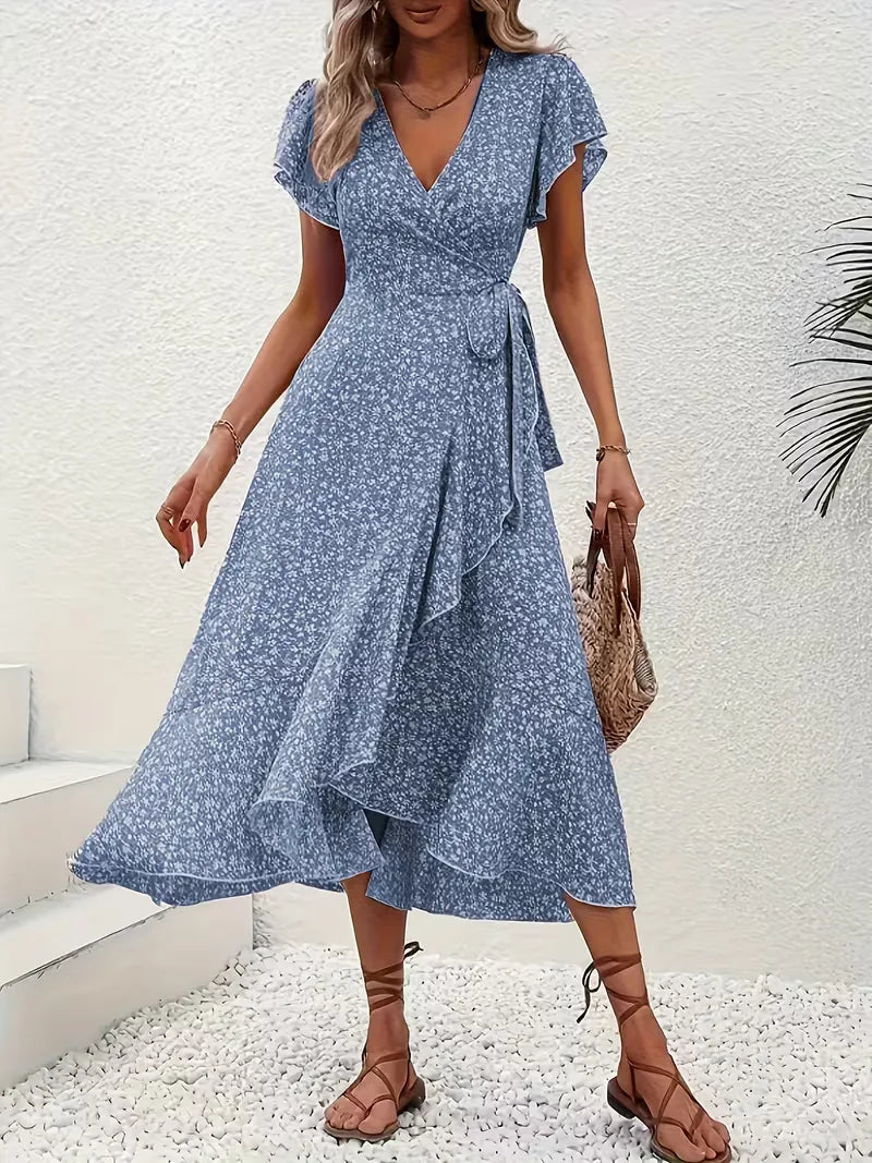 Casual damesjurk: boho wikkeljurk met kleurrijke bloemenprint en korte mouwen.