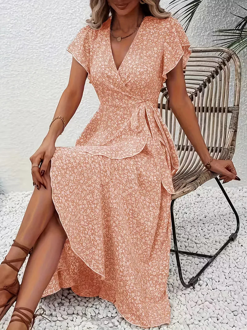 Zomerse wikkeljurk met bloemenprint, V-hals en korte mouwen; ideaal voor dames.