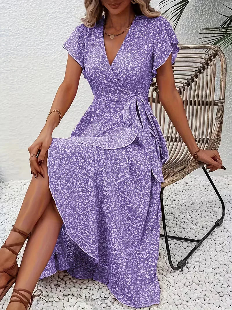 Modieuze wikkeljurk met bloemenprint, ideaal voor casual zomerse dagen of vakantie.