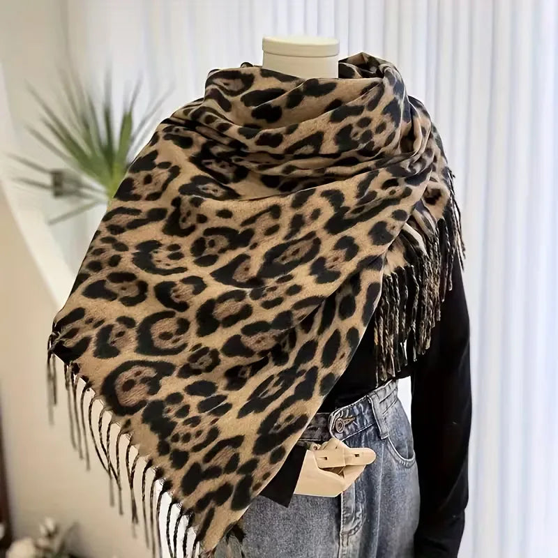 Trendy dames winter sjaal met luipaardprint en franjes, bohemian stijl, warm voor koude dagen.