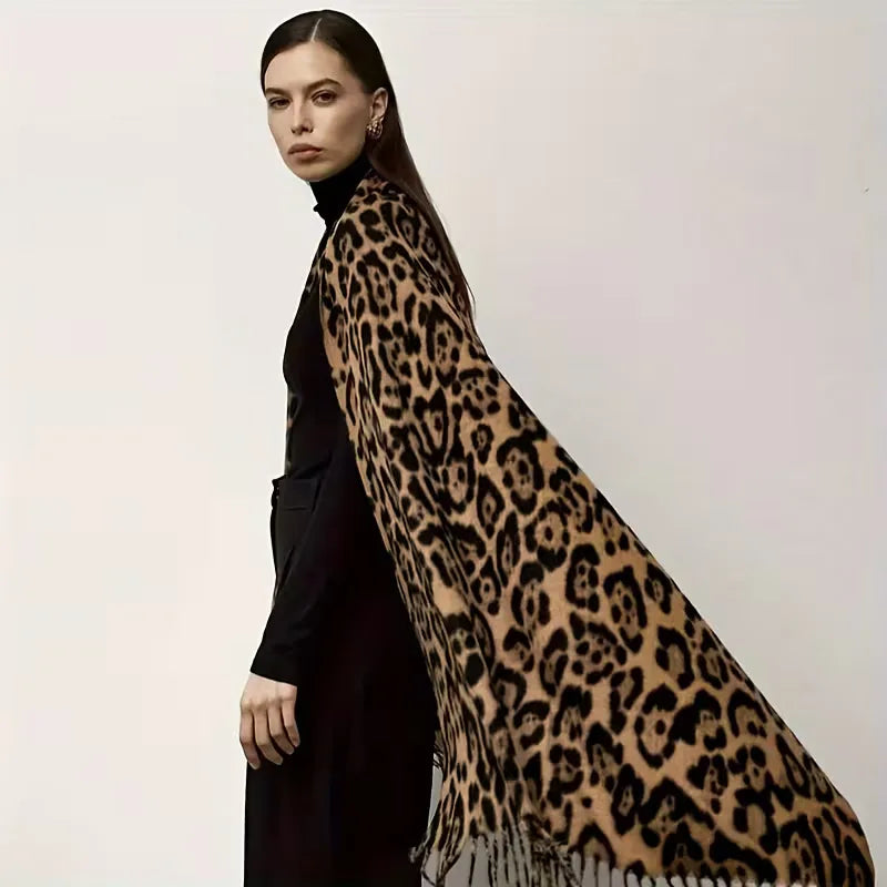 Casual dames winter sjaal met luipaardprint, zacht en warm accessoire, ideaal voor herfstoutfits.