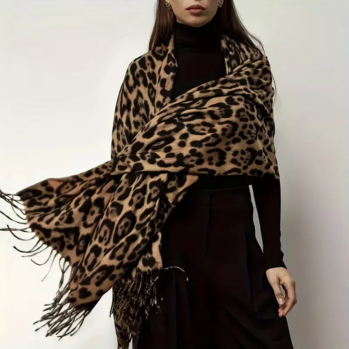 Zachte dames winter sjaal met modieuze luipaardprint, houdt je warm en voegt stijl toe aan elke outfit.