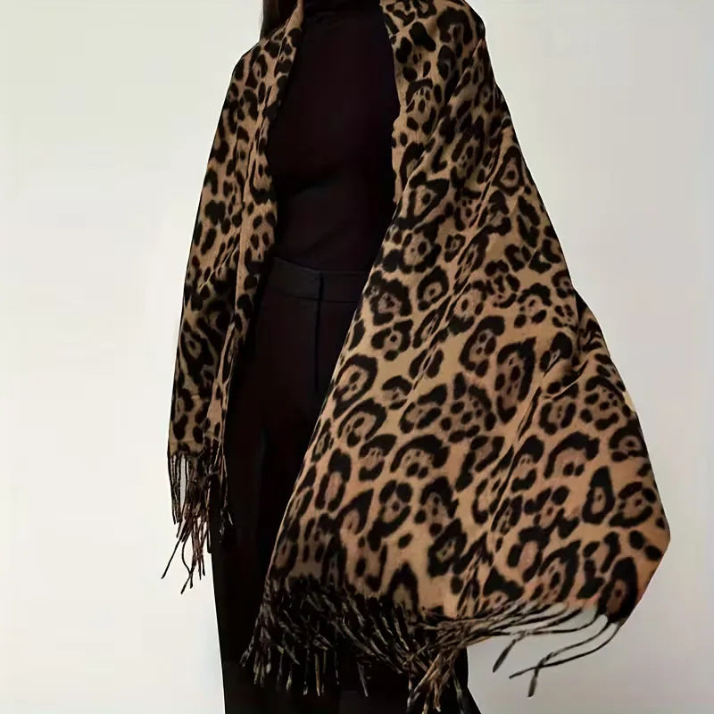Modieuze dames winter sjaal met opvallende luipaardprint, perfect accessoire voor herfst en winter.
