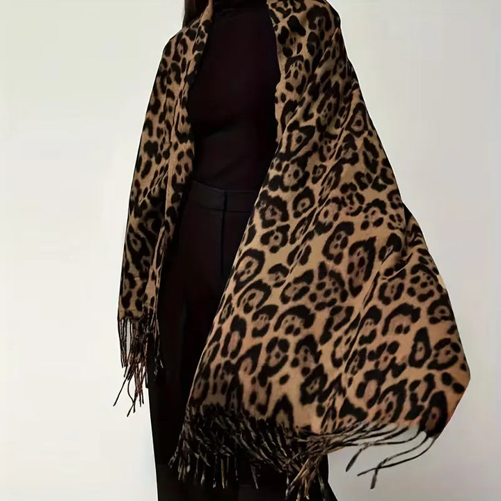 Modieuze dames winter sjaal met opvallende luipaardprint, perfect accessoire voor herfst en winter.