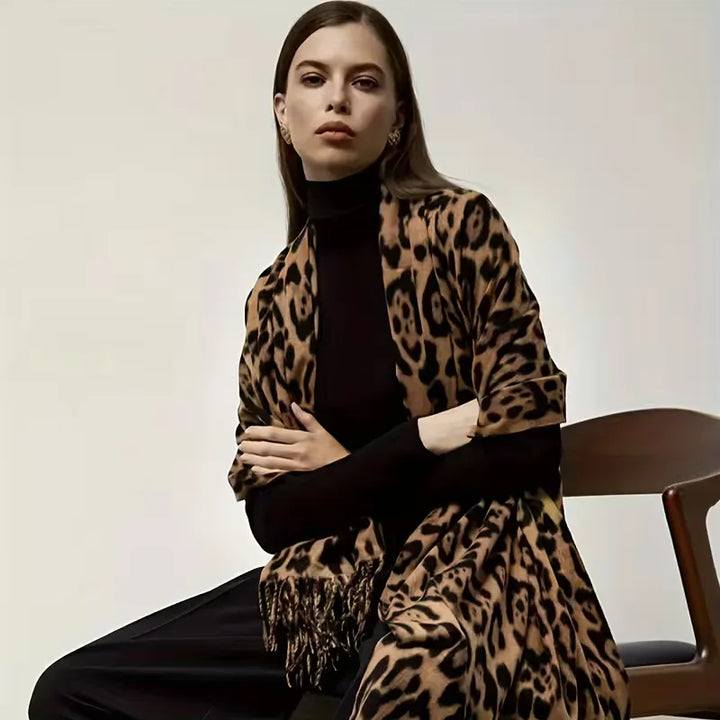 Stijlvolle dames sjaal met warme luipaardprint, franjes, perfecte winter accessoire in bohemian casual stijl.