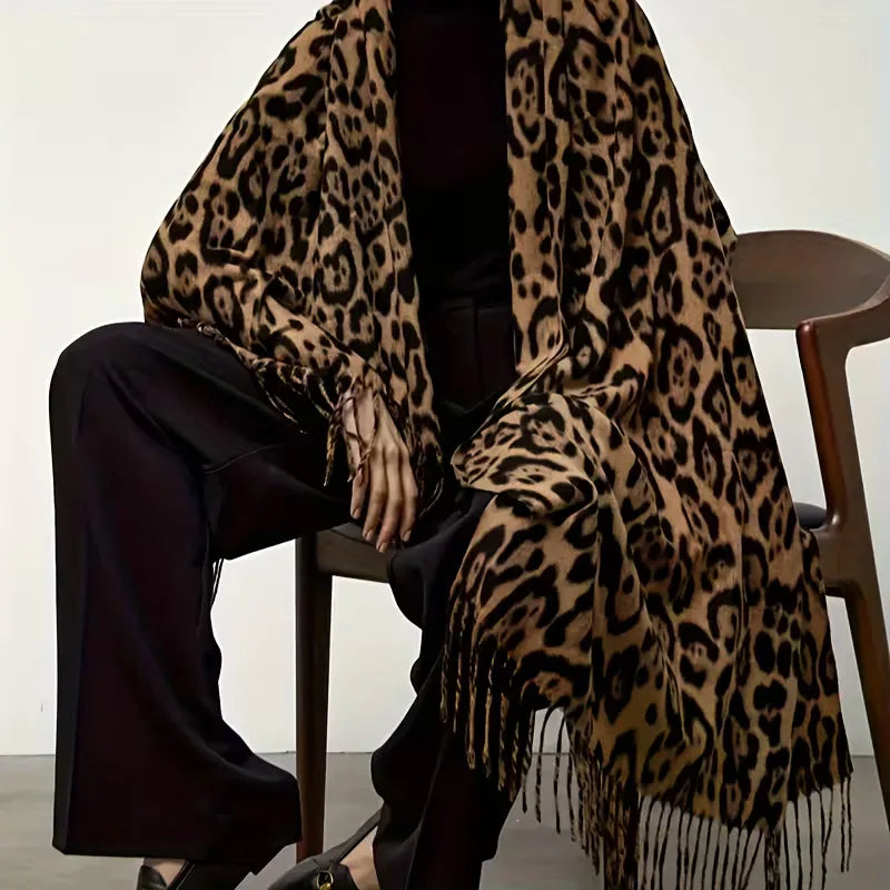 Warme dames winter sjaal met trendy luipaardprint, een essentieel, zacht en stijlvol herfst/winter accessoire.