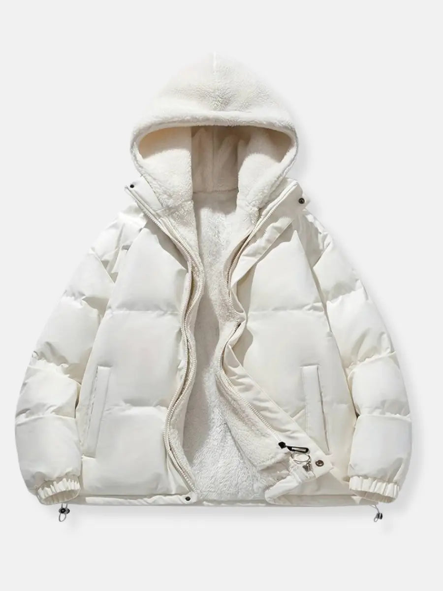 Model lacht comfortabel in zachte gewatteerde dames winterjas, warme bovenkleding.