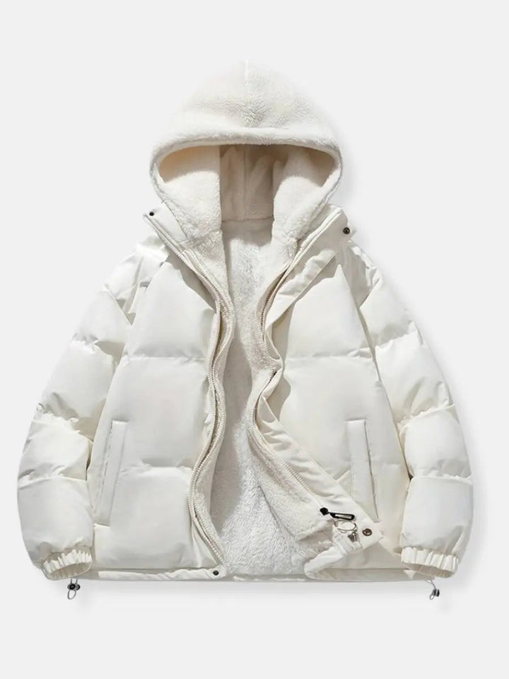Model lacht comfortabel in zachte gewatteerde dames winterjas, warme bovenkleding.