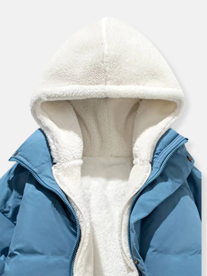 Model met sjaal draagt stijlvolle dames winterjas, gewatteerde Steppjacke.