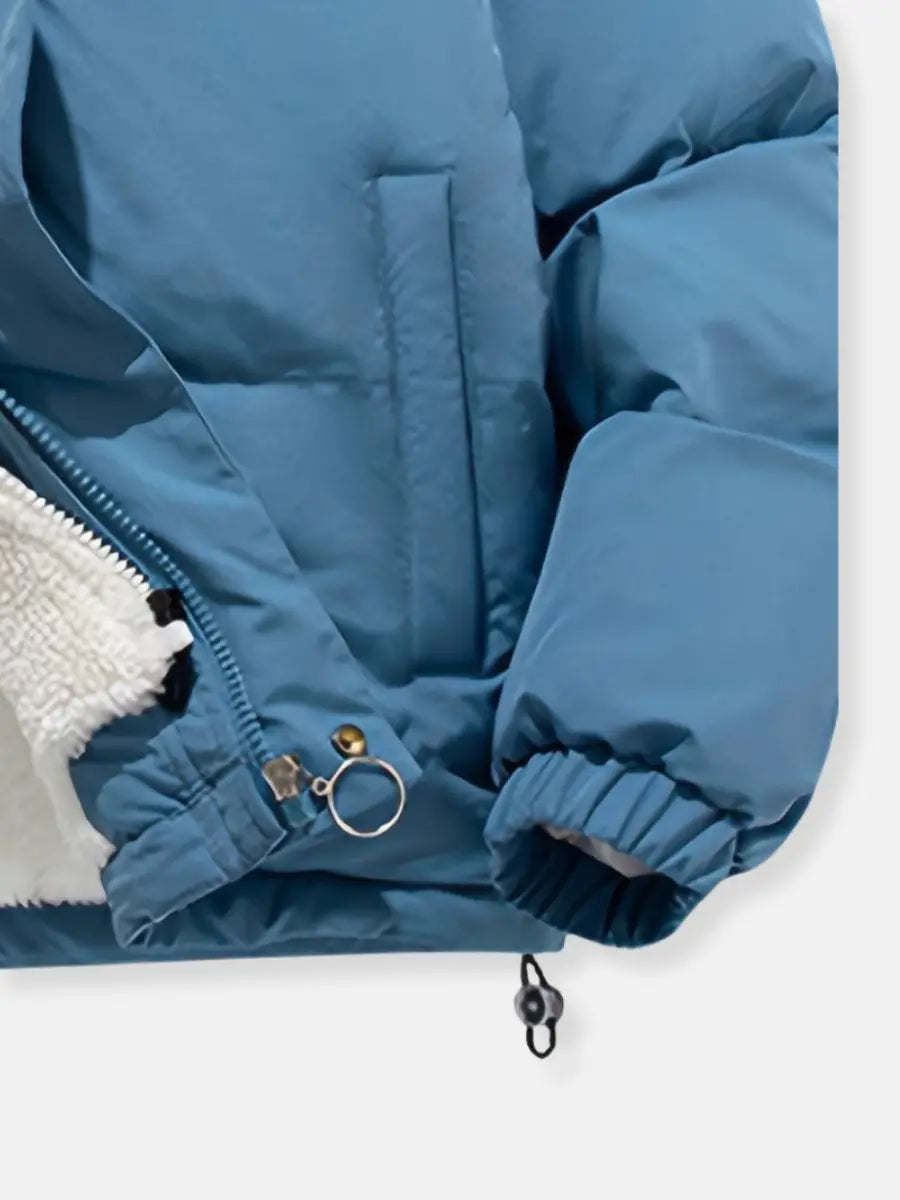 Elegante zwarte dames winterjas, warme gewatteerde Steppjacke, tijdloze mode.