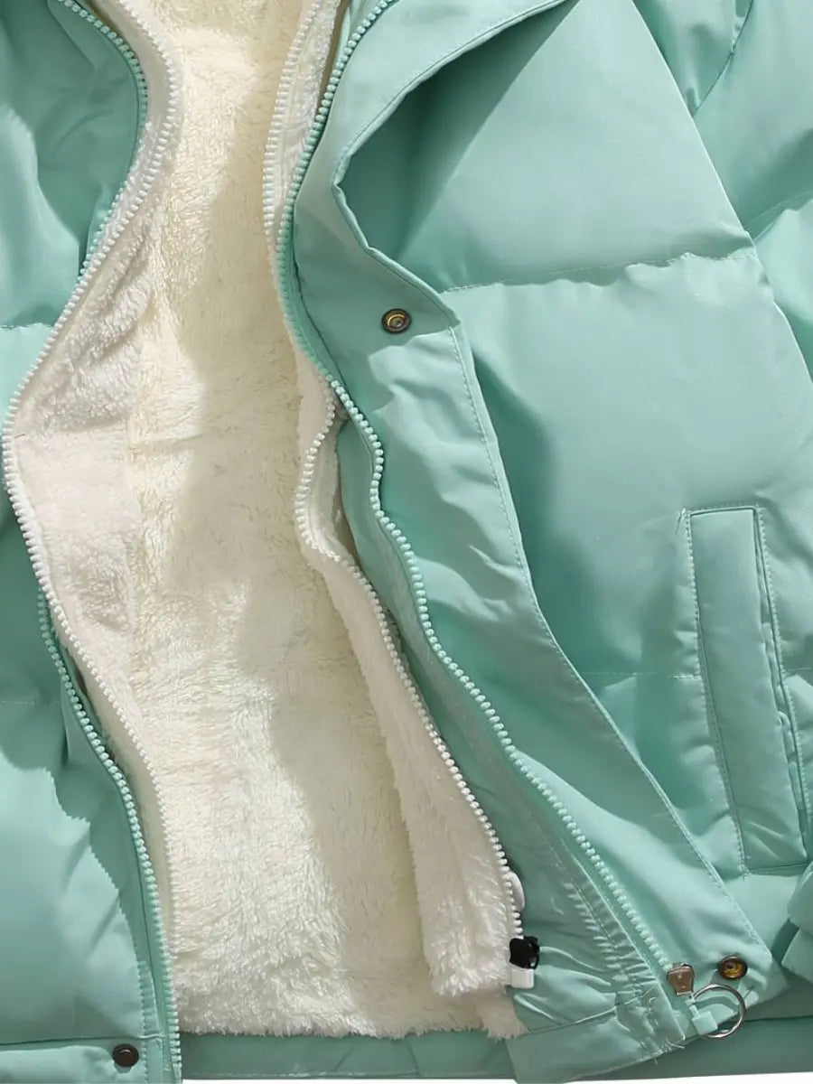 Voorkant details en pasvorm van de modieuze dames winterjas, comfortabele Steppjacke.