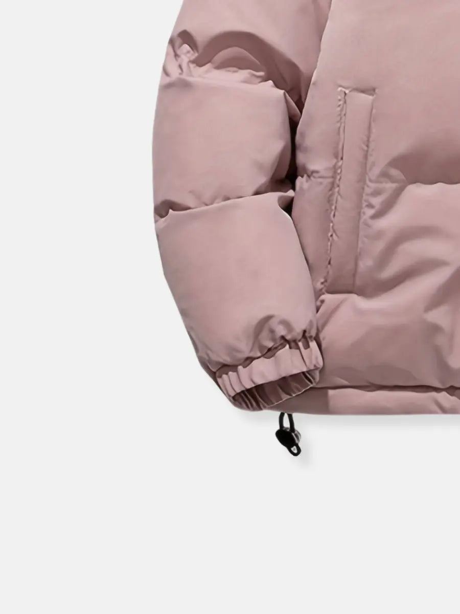 Model wandelt casual in warme, comfortabele dames winterjas, gewatteerd en modieus.