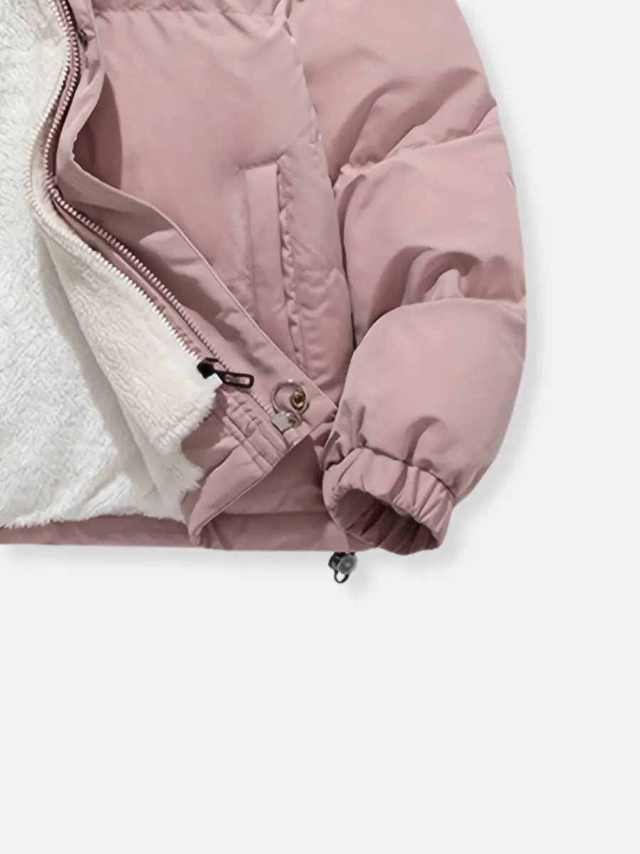 Model poseert stijlvol in elegante dames Steppjacke, perfecte winterjas voor vrouwen.