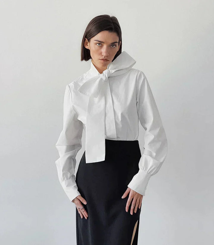 Dames wit overhemd met elegante strik, ideaal voor zakelijke en casual chic gelegenheden.