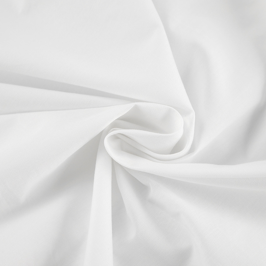 Wit dames overhemd met opvallende, elegante strik aan de hals, voor een sophisticated look.