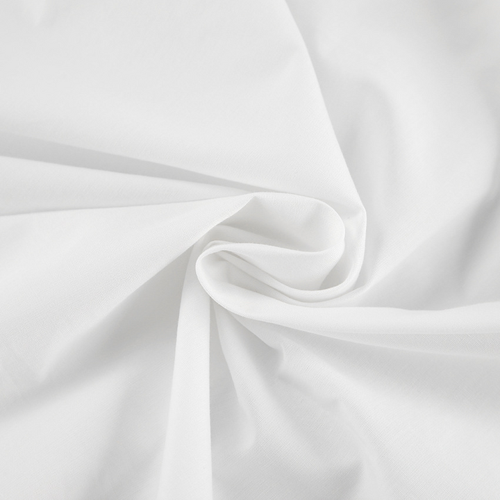 Wit dames overhemd met opvallende, elegante strik aan de hals, voor een sophisticated look.