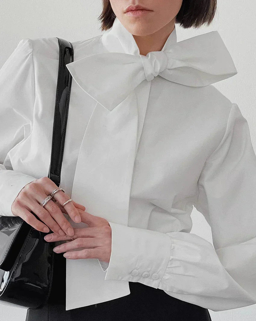Witte strikblouse voor dames, modieus en elegant, perfect als zakelijke kleding of feesttop.