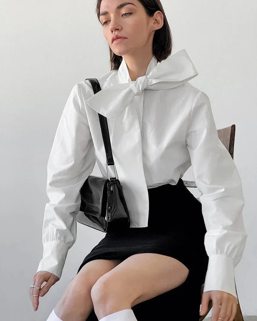 Elegante dames top met strik in wit, een casual chic en modieuze blouse voor elke dag.