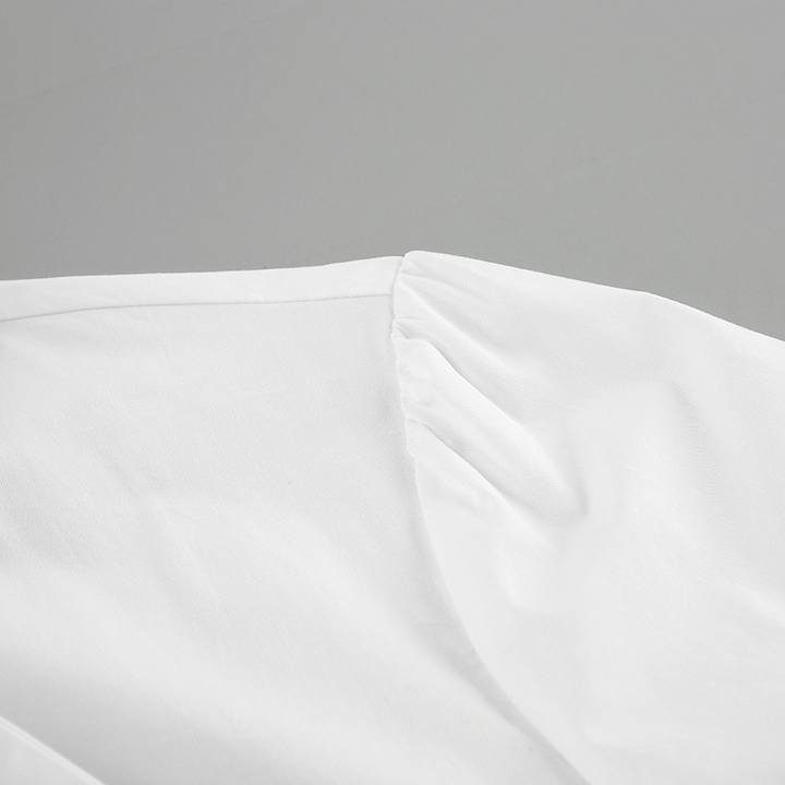 Dameskleding: witte strikblouse, elegante en modieuze top met lange mouw. Perfect voor werk.