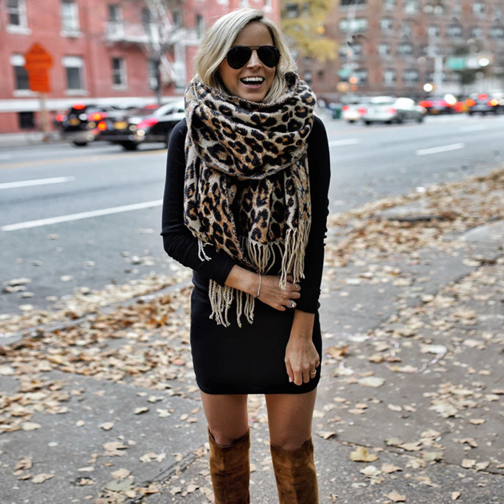 Dames XL wollen sjaal met trendy luipaardprint en elegante touwdetails, warm en zacht voor de winter.