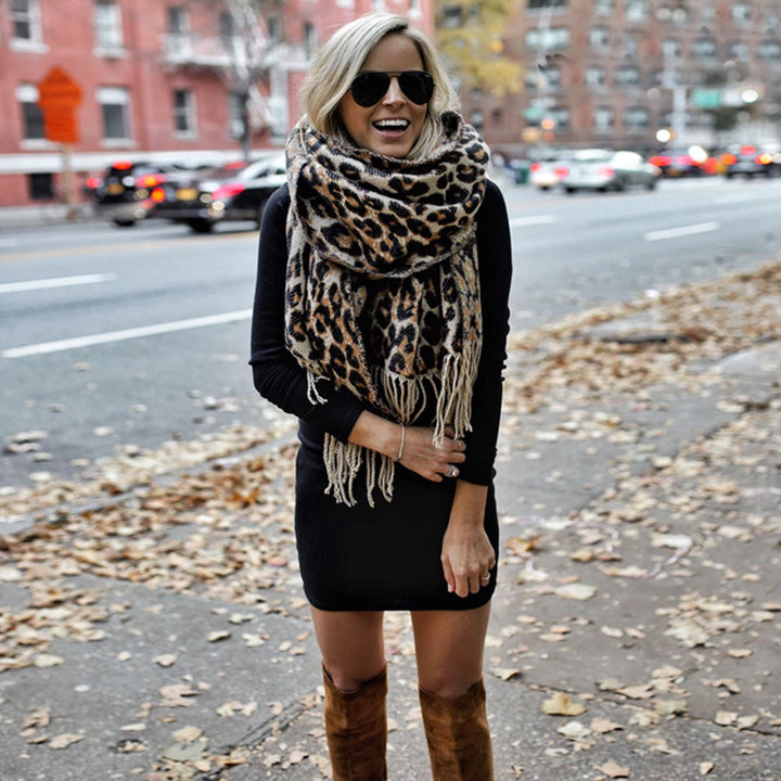Dames XL wollen sjaal met trendy luipaardprint en elegante touwdetails, warm en zacht voor de winter.