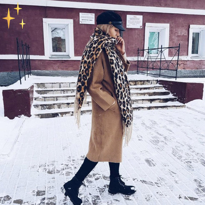 Trendy XL wollen sjaal voor dames, met luipaardprint en touwdetails; ideaal voor winterse mode.