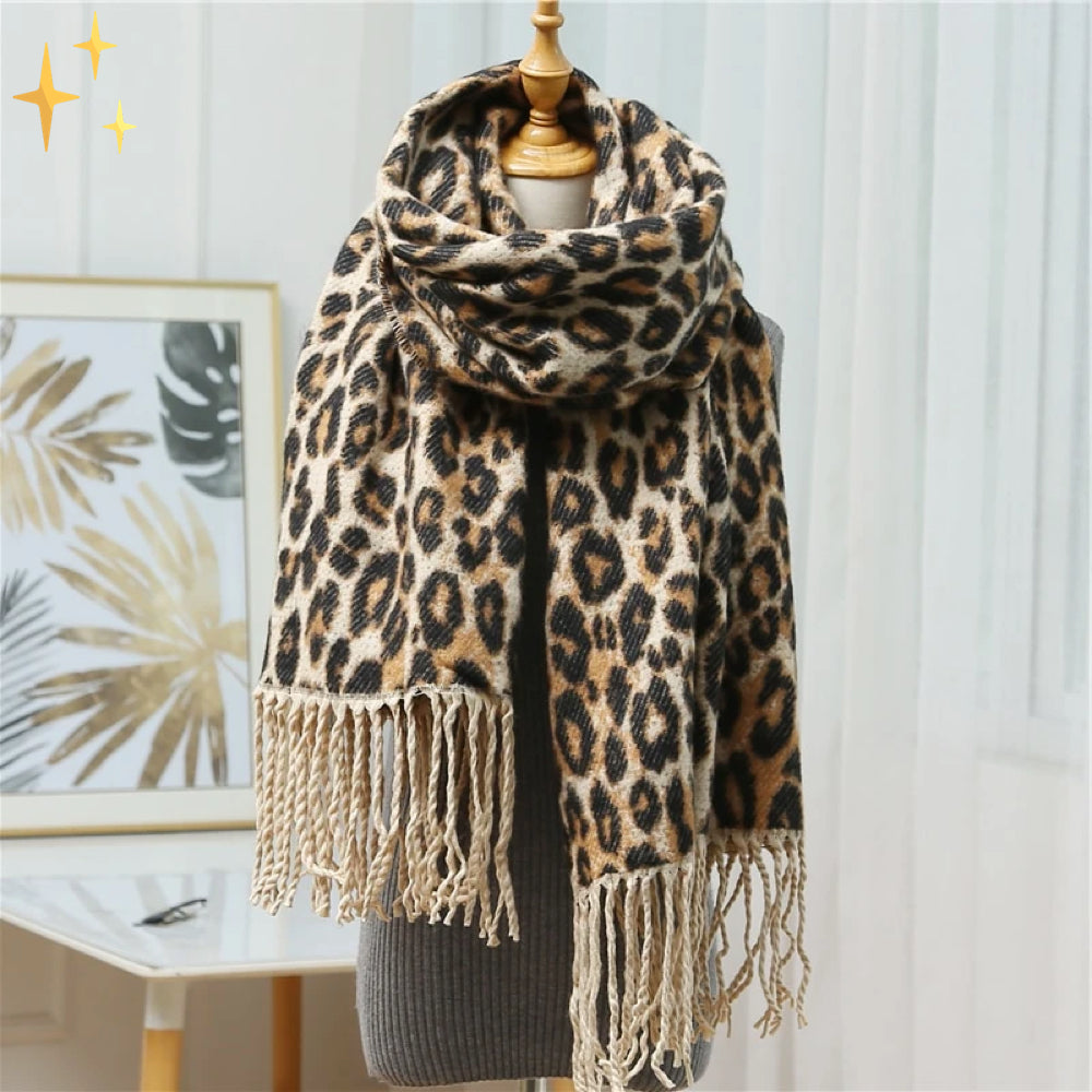 Zachte XL dames sjaal van wol met modieuze luipaardprint en touwdetails, perfect voor winterse dagen.