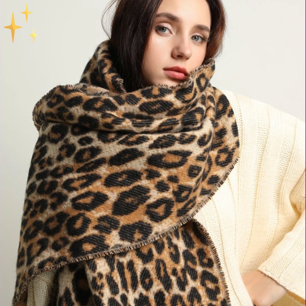 Trendy luipaardprint XL sjaal van wol voor dames, zacht en warm met decoratieve touwdetails.