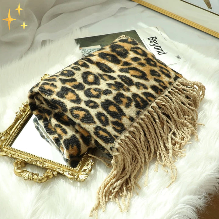 Comfortabele winter sjaal: XL wollen dames sjaal met luipaardprint en charmante touwdetails.
