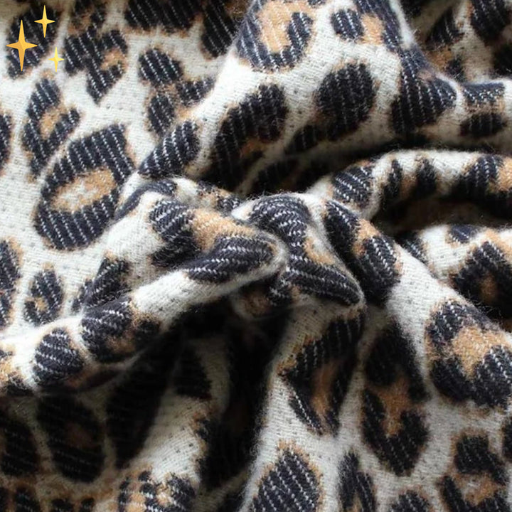 Warme en zachte XL wollen dames sjaal met levendige luipaardprint en decoratieve touwdetails.