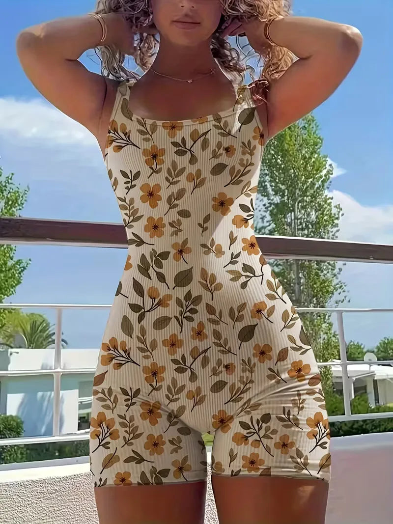 Comfortabele abrikooskleurige dames jumpsuit met bloemenprint, slim fit. Perfecte zomerkleding voor elke dag.